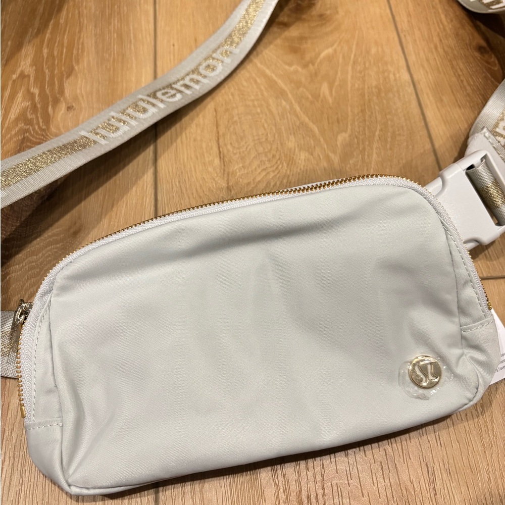 Lululemon everywhere belt bag